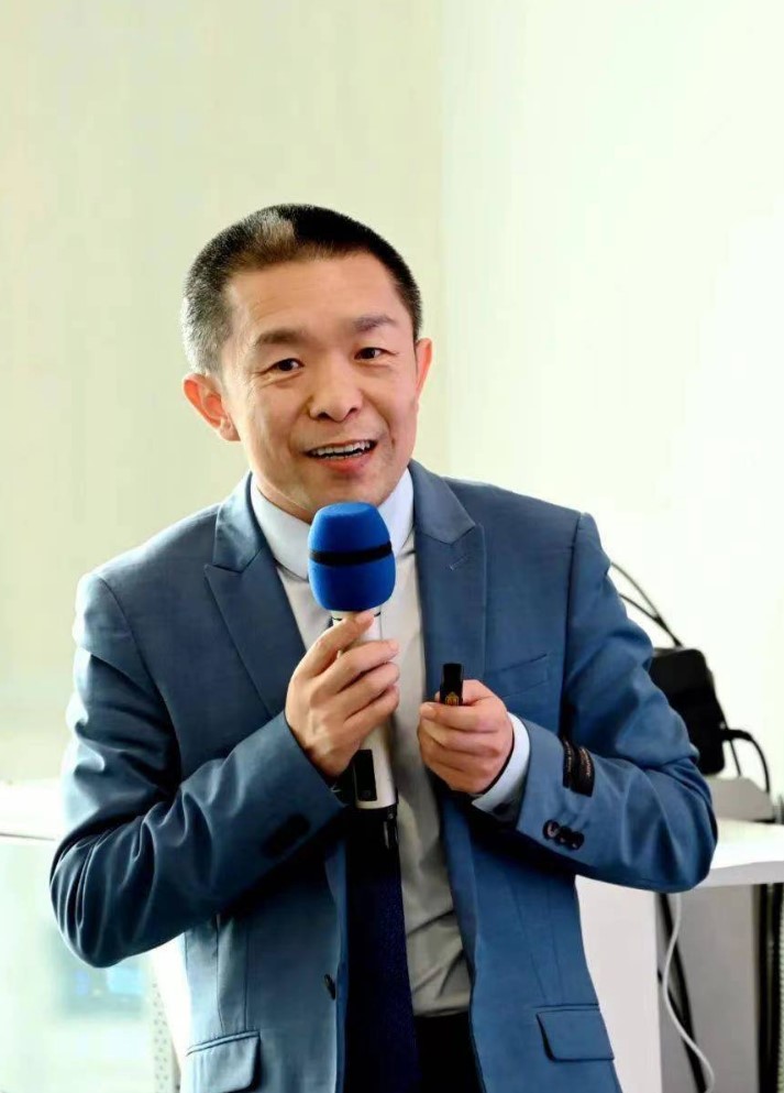 杨飞